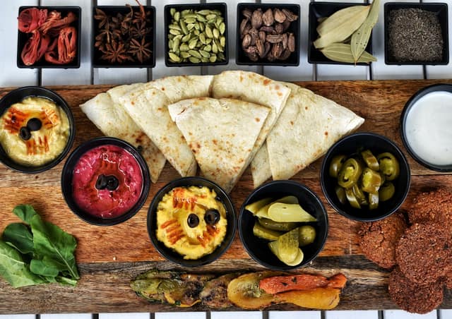 Colorful Lebanese mezze spread perfect for a low-carb Lebanese restaurant keto order, featuring fresh vegetables, hummus, and grilled meats